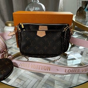 Authenticity guaranteed Louis Vuitton Multi Pochette Accessories.